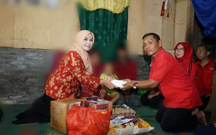 Penasehat DWP Lamsel Sambangi dan Berikan Bantuan Pada Korban Pelecehan Seksual