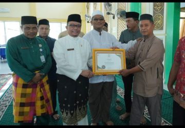 Salurkan Zakat di Kandis Sekda Arfan Minta Masyarakat Dukung Program Pemkab Siak dan Baznas Siak