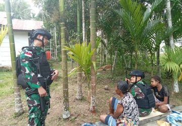 Dalam Rangka Memperkuat Silaturahmi Satgas Yonif 132/BS Laksanakan Anjangsana ke Kediaman Warga Perbatasan RI-PNG