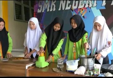Siswi SMK di Muba Olah Kelapa Sawit Jadi Selai dan Dodol