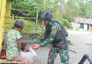 Perkuat Ikatan Persaudaraan, Satgas Yonif 132/BS Mengunjungi Tokoh Adat Kp. Kalibom