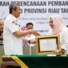 Bupati Kasmarni Terima Penghargaan Kategori Kabupaten Pembangunan Daerah Terbaik I Tahun 2023 Dari Gubernur Riau