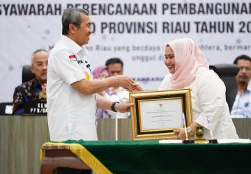 Bupati Kasmarni Terima Penghargaan Kategori Kabupaten Pembangunan Daerah Terbaik I Tahun 2023 Dari Gubernur Riau