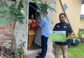 Kantor Wilayah DJBC Riau bersama IZI Perwakilan Riau turun lansung ke rumah kaum Dhuafa berbagi Paket Ramadhan