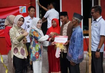 Program Bedah Rumah, Ketua TP PKK Lamsel Resmikan Rumah Warga Desa Hara Banjar Manis