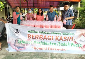 Berbagi Kasih di bulan Ramadhan,Gereja Toraja Jemaat Masale Bagikan Takjil Pada Pengguna Jalan Adiyaksa Baru