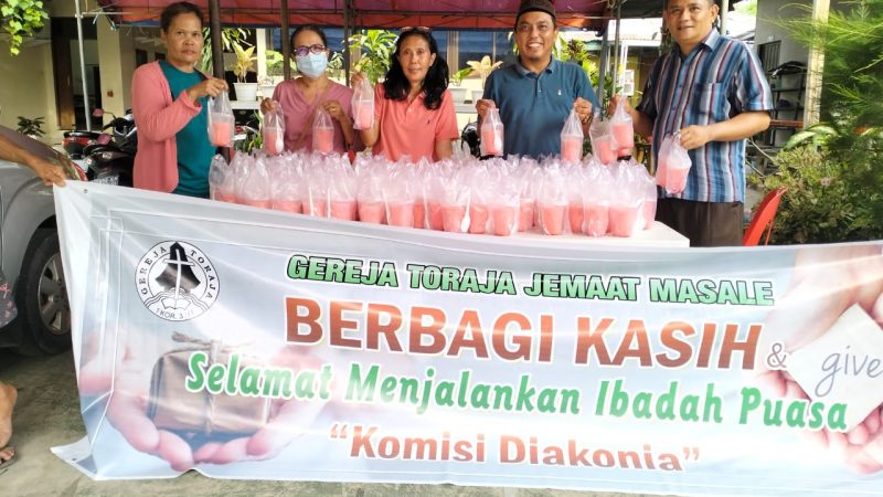 Berbagi Kasih di bulan Ramadhan,Gereja Toraja Jemaat Masale Bagikan Takjil Pada Pengguna Jalan Adiyaksa Baru