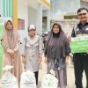 Peduli Masyarakat dan Anak Yatim Setempat, MI Tahfiz Cendekia Bersama IZI Riau Salurkan Paket Ramadan dan Zakat Fitrah