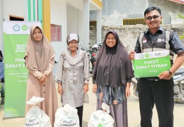 Peduli Masyarakat dan Anak Yatim Setempat, MI Tahfiz Cendekia Bersama IZI Riau Salurkan Paket Ramadan dan Zakat Fitrah