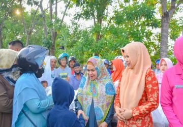 Ketua TP – PKK Kampar Ny.Deswita Kamsol Bagikan Takjil di Bundaran Jalan M.Yamin Bangkinang Kota