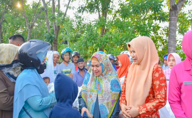 Ketua TP – PKK Kampar Ny.Deswita Kamsol Bagikan Takjil di Bundaran Jalan M.Yamin Bangkinang Kota