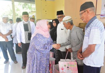 Bupati Bengkalis Kasmarni Serahkan Bantuan PAH Pada Masyarakat Buruk Bakul