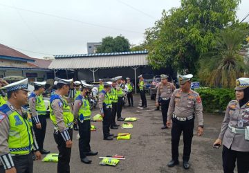 Kasat Lantas Polres Muara Enim Cek Ranmor dan Kaporlap Personil OPS Ketupat Musi 2023