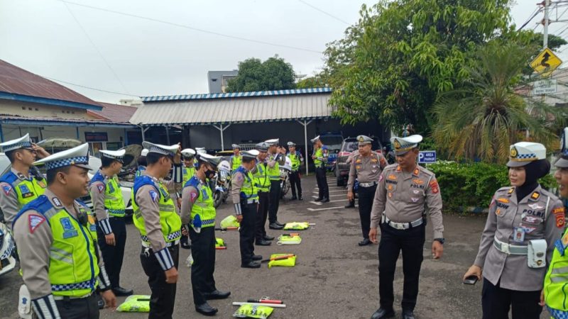 Kasat Lantas Polres Muara Enim Cek Ranmor dan Kaporlap Personil OPS Ketupat Musi 2023