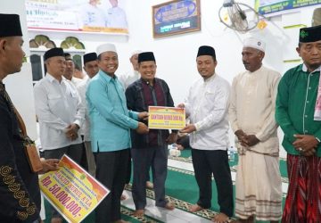 Safari Ramadhan di Masjid Jami’ Baitul Akbar Pekaitan, Wabup Rohil Serahkan Berbagai Bantuan