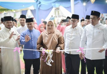 Bupati Kasmarni Resmikan Masjid Al-Ilham Desa Simpang Padang, Kecamatan Bathin Solapan Yang Ditandai dengan Pemotongan Pita
