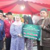 Kembali, Bupati Kasmarni Serahkan Bantuan Kepada Masjid, Anak Yatim dan Dhuafa