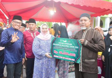 Kembali, Bupati Kasmarni Serahkan Bantuan Kepada Masjid, Anak Yatim dan Dhuafa