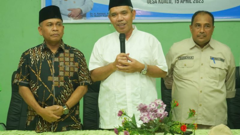 Pj Bupati Kampar Serahkan Bantuan Sosial Bahan Pokok di kantor desa kualu