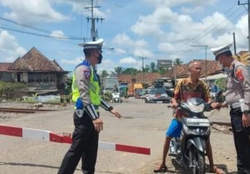 Polres Muara Enim Memantau Arus Mudik Waspada Kemacetan Perlintasan Kereta Api Simpang Belimbing