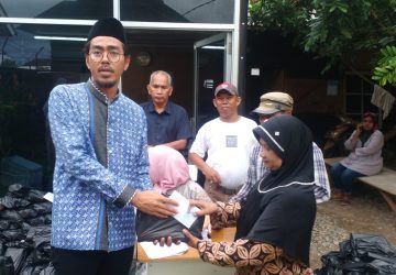 H. Ginno Irwan Bagikan Zakat dan 2000 Paket Lebaran Kepada Warga
