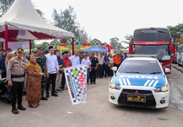 Tinjau Posko Lebaran, Bupati Kasmarni Juga Lepas Rombongan Mudik Gratis