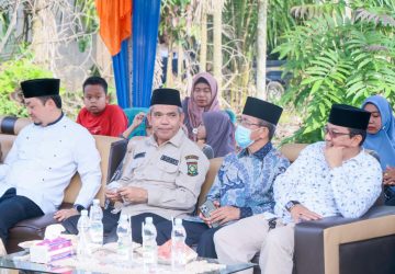 Pj Bupati Kampar Berikan Santunan Anak Yatim Piatu dan Fakir Miskin di Desa Teratak Kecamatan Rumbio Jaya