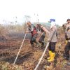 Polres Bengkalis Padamkan Kebakaran Hutan di Rupat