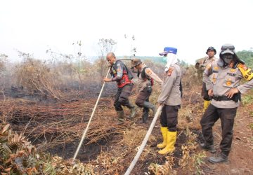 Polres Bengkalis Padamkan Kebakaran Hutan di Rupat