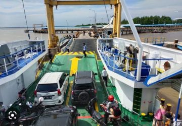 Viral.! Mobil Plat Merah BM 13 D di Paksa Keluar Dari Kapal Roro