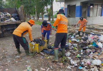Dinas Lingkungan Hidup Muba Bersihkan Sampah di Terminal Randik Sekayu