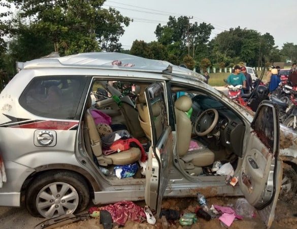 Minibus Tabrak Tronton Parkir, Tiga Orang Tewas dan Dua Luka-luka