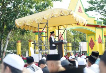 Bupati Inhil HM Wardan Laksanakan Sholat Idul Fitri 1444 H di Lapangan Gajah Mada Tembilahan