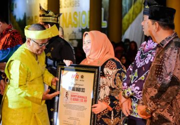 Bupati Kasmarni Terima Anugerah PWI Riau Award 2023