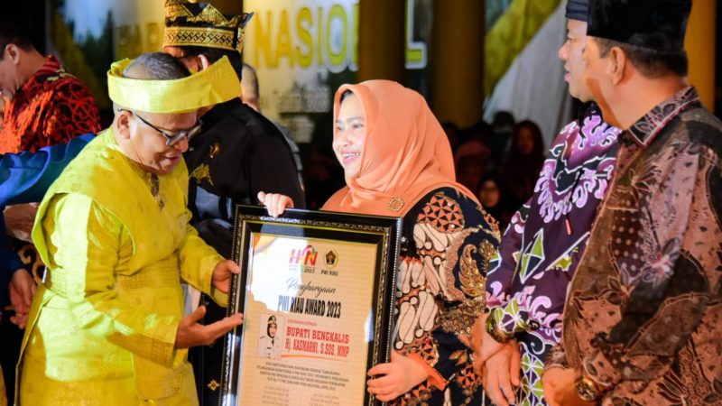 Bupati Kasmarni Terima Anugerah PWI Riau Award 2023