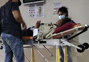 Tersengat Aliran Listrik, Warga Air Naningan Dilarikan ke RS Mitra Husada