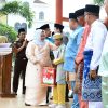 Bupati Kasmarni menyerahkan penghargaan kepada juara 1 program Hafiz Indonesia 2023 RCTI asal Kabupaten Bengkalis, Muhammad Mutawakil Mahbub