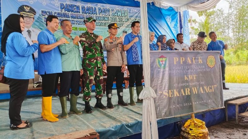 Plt Bupati Kaffah Launching Program Kerakyatan PPAUK di 22 Kecamatan dan Panen Raya Padi IP 200