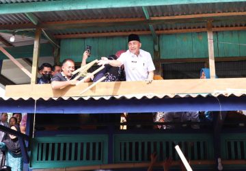 Bareng Istri, Pj Bupati Apriyadi Jaga Tradisi Berebut Lemang