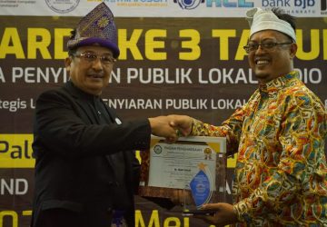 Bupati H. Sukiman Terima Penghargaan Bupati Peduli Radio – Media Informasi pada Rakornas dan LPPL Award Ke III Th. 2023