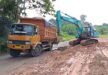 Cepat Tanggap Satlantas Polres Muara Enim Evakuasi Mobil Batu Bara Ilegal Terperosok di Jalan Jembatan Enim Tiga