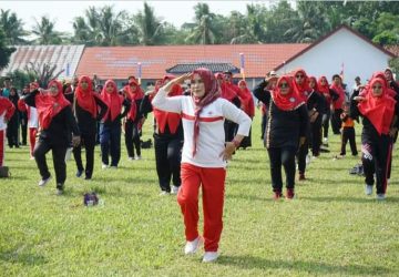 Bunda Winarni Senam Bersama masyarakat Merbau Mataram
