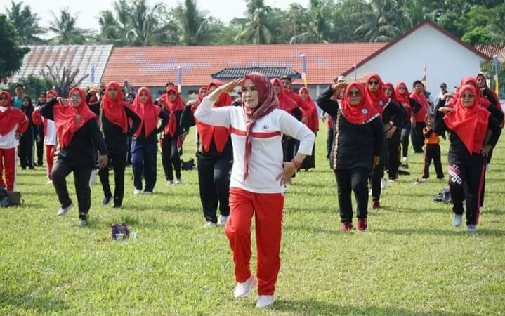 Bunda Winarni Senam Bersama masyarakat Merbau Mataram