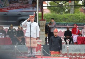 Pakai Baju Adat Lampung, Nanang Pimpin Upacara Hardiknas 2023