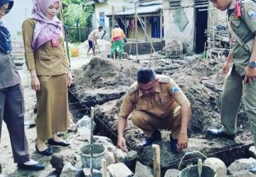 Peletakan Batu Pertama oleh Kades Hamsin, Dimulainya Pembangunan Bedah Rumah yang Bersumber dari DD