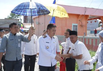 Resmikan Kantor Lurah Sinaboi Kota, Bupati Rohil Minta Dianggarkan Mobiler Kantor