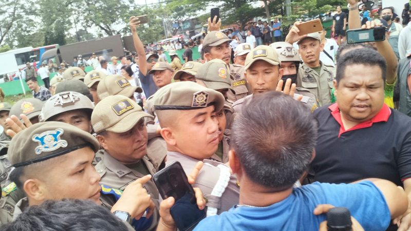 Oknum Wartawan Cedera Bentrok Warga VS Sat Pol PP di Lapangan Bola Medan Johor