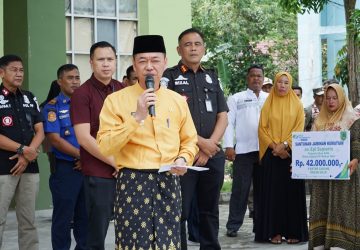 Bupati Rohil Serahkan Santunan BPJS Kepada Almarhum Pegawai Satpol PP