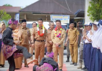 Tinjau Pelaksanaan UAS di SMPN 1 Bangko, Bupati Rohil Berikan Motivasi Kepala Siswa