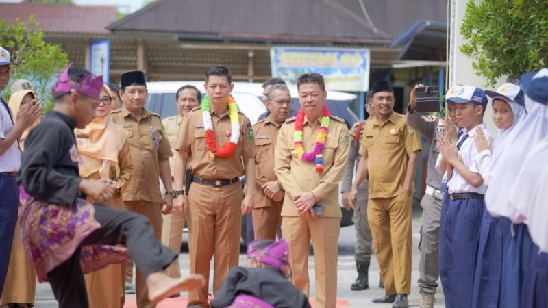 Tinjau Pelaksanaan UAS di SMPN 1 Bangko, Bupati Rohil Berikan Motivasi Kepala Siswa